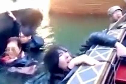 Un grupo de turistas cayó dentro del gélido canal de Venecia luego de que la góndola en la que viajaban volcara