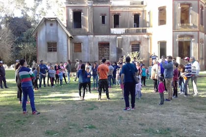 Un grupo de turistas conociendo el misterioso castillo de Rauch