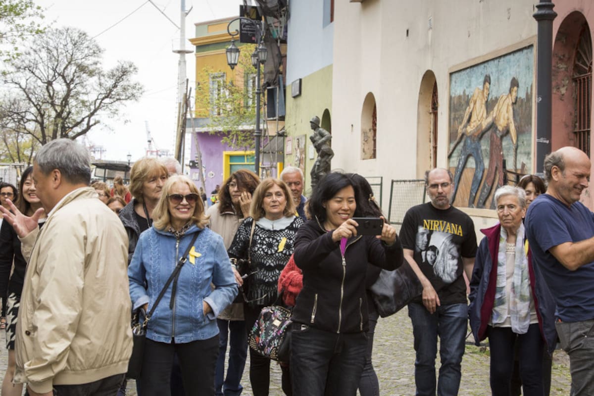 Un grupo de turistas extranjeros recorre Caminito, en La Boca