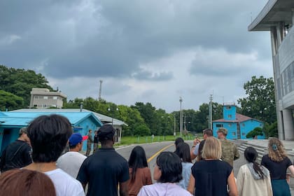 Un grupo de turistas se encuentra en la Zona Desmilitarizada entre las dos Coreas en Paju, Corea del Sur, 18 de julio de 2023.