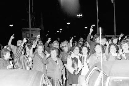 Un grupo de unas 50 personas que defendían a María Estela Martínez esperó hasta la madrugada del 24 de marzo frente a la Casa Rosada