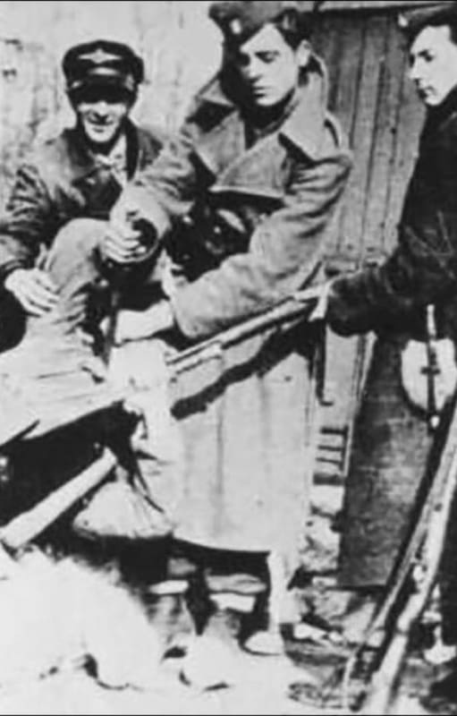 Un grupo de ustachas, el violento brazo armado del Estado Independinte de Croacia dirigido por Ante Pavelic, despliega su crueldad ante una de sus víctimas; se calcula que el régimen de Pavelic asesinó entre 500.000 y un millón de personas, entre serbios, judíos y gitanos