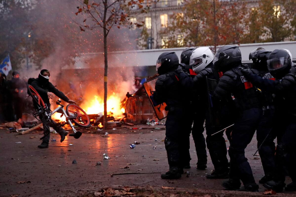 Un grupo de vándalos incendió ayer un tráiler durante las marchas de protestas en París