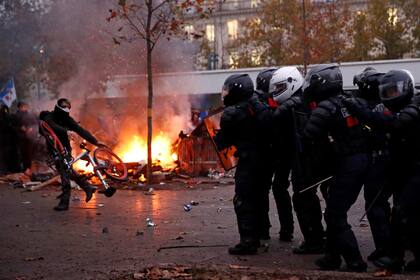 Un grupo de vándalos incendió ayer un tráiler durante las marchas de protestas en París