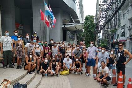 Un grupo de varados frente a la embajada argentina en Bangkok