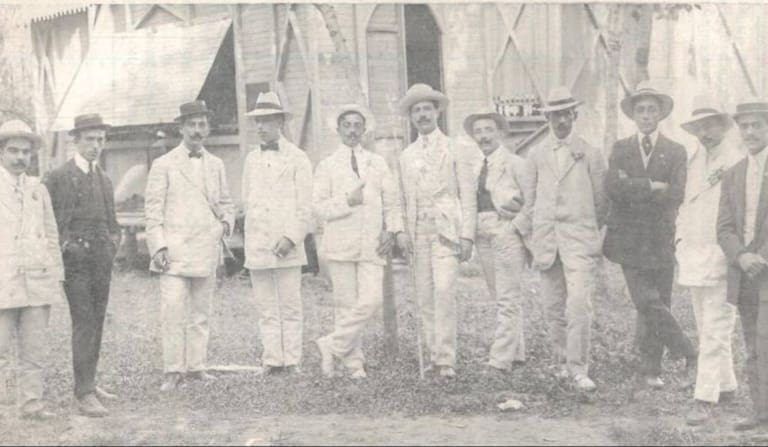 Un grupo de vecinos de la elite boquense crearon la Primera República de La Boca; en el centro, con las manos en los bolsillos, Roberto Hosking, el primer presidente