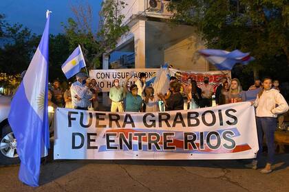 Un grupo de vecinos salió a manifestarse en repudio del fallo que perjudica a Etchevehere y su familia