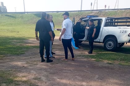 Un grupo de voluntarios conversa con una chica de 16 años que se había acercado al puente con la intención de terminar con su vida.