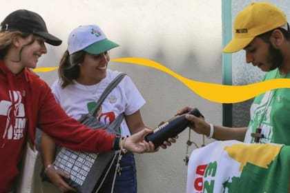 Un grupo de voluntarios de las Jornadas Mundiales de la Juventud en Lisboa / Gentileza AICA