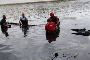 Un grupo de voluntarios hallaron una canoa de más de 200 años de antigüedad (Facebook Robert Wyrostkiewicz)