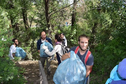 Un grupo de voluntarios trabajando durante una jornada de limpieza