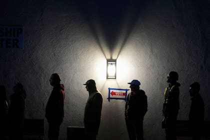Un grupo de votantes forman una fila afuera de un centro de votación en Madison Church, el martes 5 de noviembre de 2024, en Phoenix, Arizona. (AP Foto/Matt York)