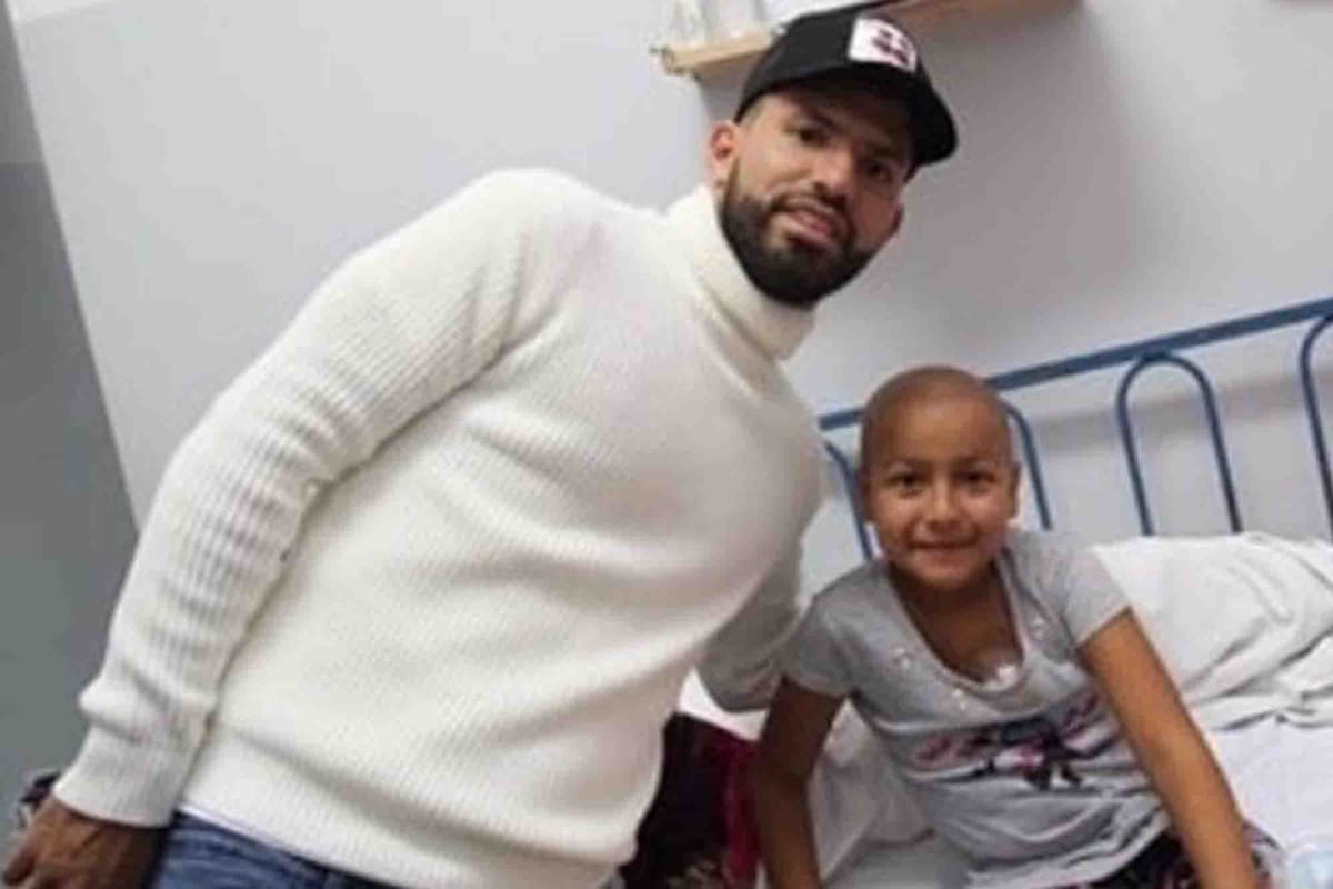 Un grupo, encabezado por Sergio Agüero, visitó a los chicos que están internados y les llevó regalos
