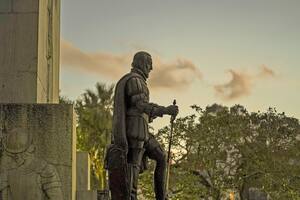 Un grupo escultórico recuerda la fundación de Buenos Aires en el Parque Lezama, la zona donde la mayoría de los historiadores sitúan al asentamiento de Santa María del Buen Ayre