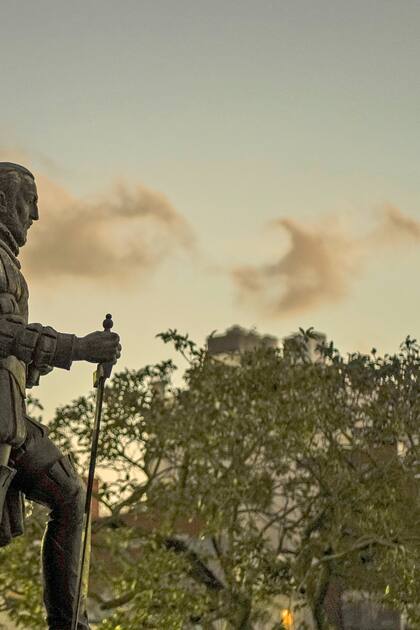Un grupo escultórico recuerda la fundación de Buenos Aires en el Parque Lezama, la zona donde la mayoría de los historiadores sitúan al asentamiento de Santa María del Buen Ayre