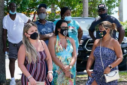 Un grupo espera su turno para someterse a una prueba de coronavirus, el sábado 31 de julio de 2021, en North Miami, Florida. (AP Foto/Marta Lavandier)