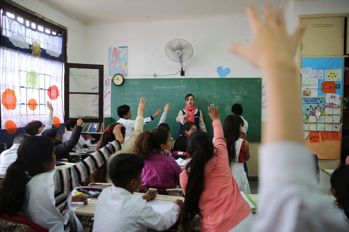 Un grupo se opone a la reforma, que elimina la posibilidad de adaptar los contenidos a cada escuela; otro valora el respeto por la diversidad que promueve la ley