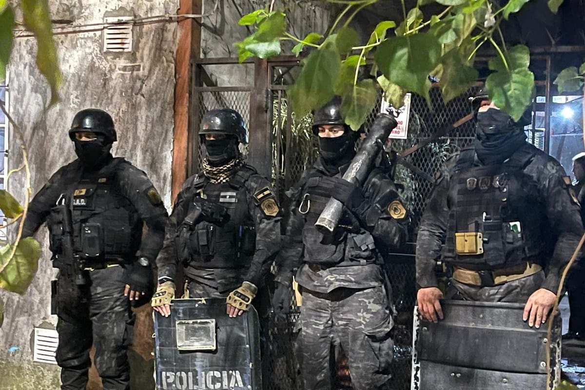 Un grupo táctico, preparado para un allanamiento
