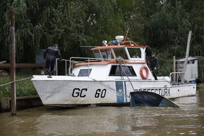Un guardacostas de la Prefectura sacó a flote a la lancha en la que viajaban Manuel Storani y su madre