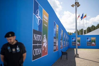 Un guardia de seguridad afuera de la sede donde en un par de días será la cumbre de la OTAN en Vilna, Lituania, el domingo 9 de julio de 2023.