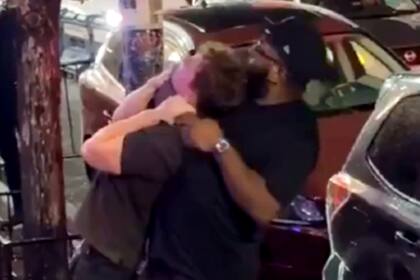 Un guardia de seguridad de un bar discutió con un joven, lo estranguló y rompió el vidrio de un auto estacionado con la cabeza de la víctima