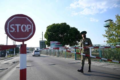 Un guardia fronterizo de Transnistria resguarda un área en el límite con Ucrania, en el puesto de control del pueblo de Pervomaysk (Sergei GAPON / AFP)