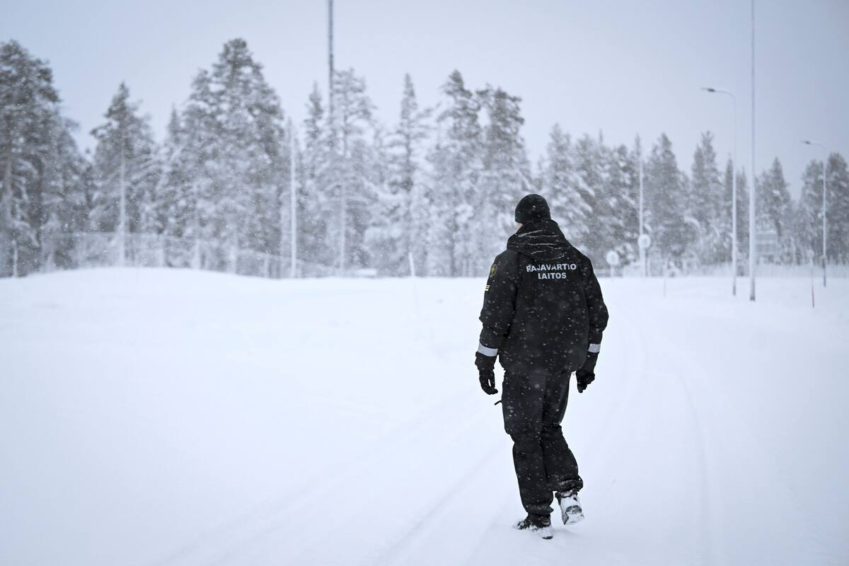 Un guardia fronterizo finlandés en el cruce fronterizo Raja-Jooseppi en Inari, norte de Finlandia, el 25 de noviembre de 2023
(Emmi Korhonen/Lehtikuva via AP)