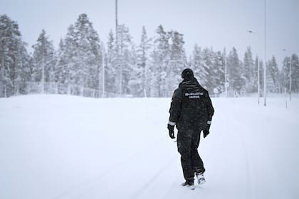 Un guardia fronterizo finlandés en el cruce fronterizo Raja-Jooseppi en Inari, norte de Finlandia, el 25 de noviembre de 2023
(Emmi Korhonen/Lehtikuva via AP)