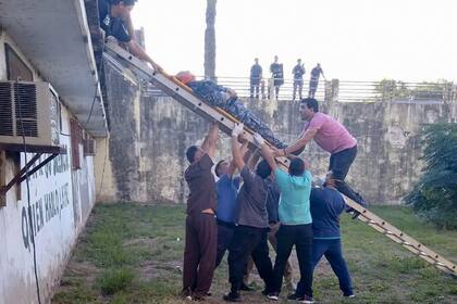 Un guardia herido durante la refriega en Coronda, rescatado por sus colegas