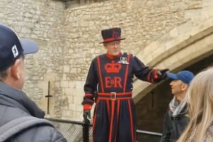 Un guardia real rompió el protocolo en la Torre de Londres