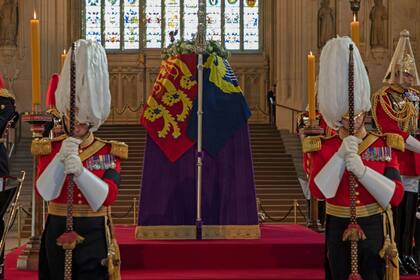 Un guardia se descompensó durante el velatorio de la reina Isabel II