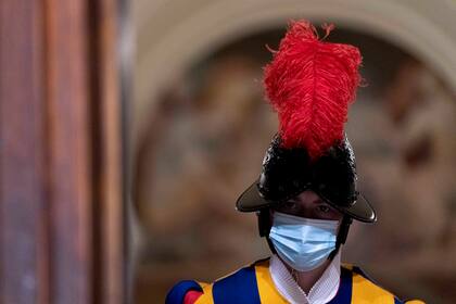 Un guardia suizo con mascarilla para prevenir el contagio del COVID-19 monta guardia en una puerta luego de una visita al Vaticano del secretario de Estado norteamericano Antony Blinken, el lunes 28 de junio de 2021, en Roma. (AP Foto/Andrew Harnik, Pool)