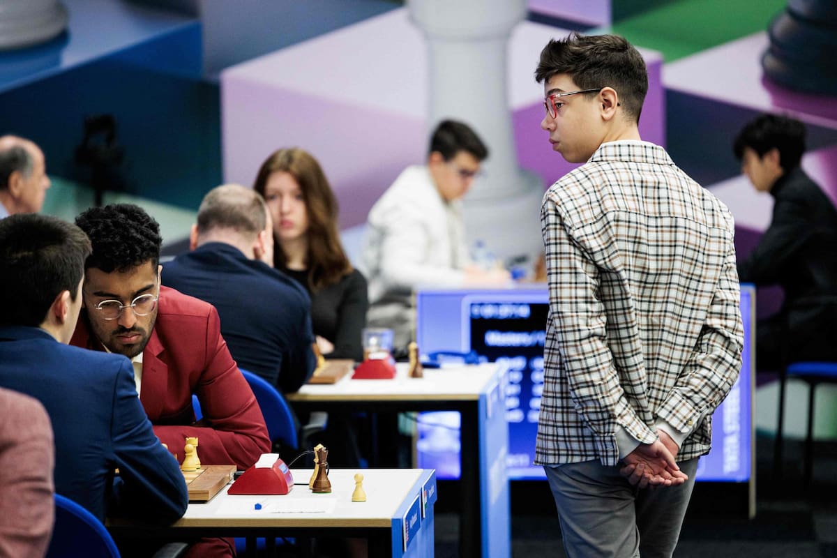 Un hábito de Faustino Oro: levantarse y mirar otras partidas mientras él compite, en este caso, en el renombrado torneo Wijk an Zee, de Países Bajos.