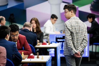 Un hábito de Faustino Oro: levantarse y mirar otras partidas mientras él compite, en este caso, en el renombrado torneo Wijk an Zee, de Países Bajos.