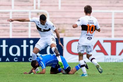 Un hábito de los torneos argentinos: más lucha que juego; así y todo, hubo cuatro goles en el estadio Malvinas Argentinas.