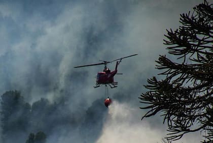 Un helicóptero combate el fuego