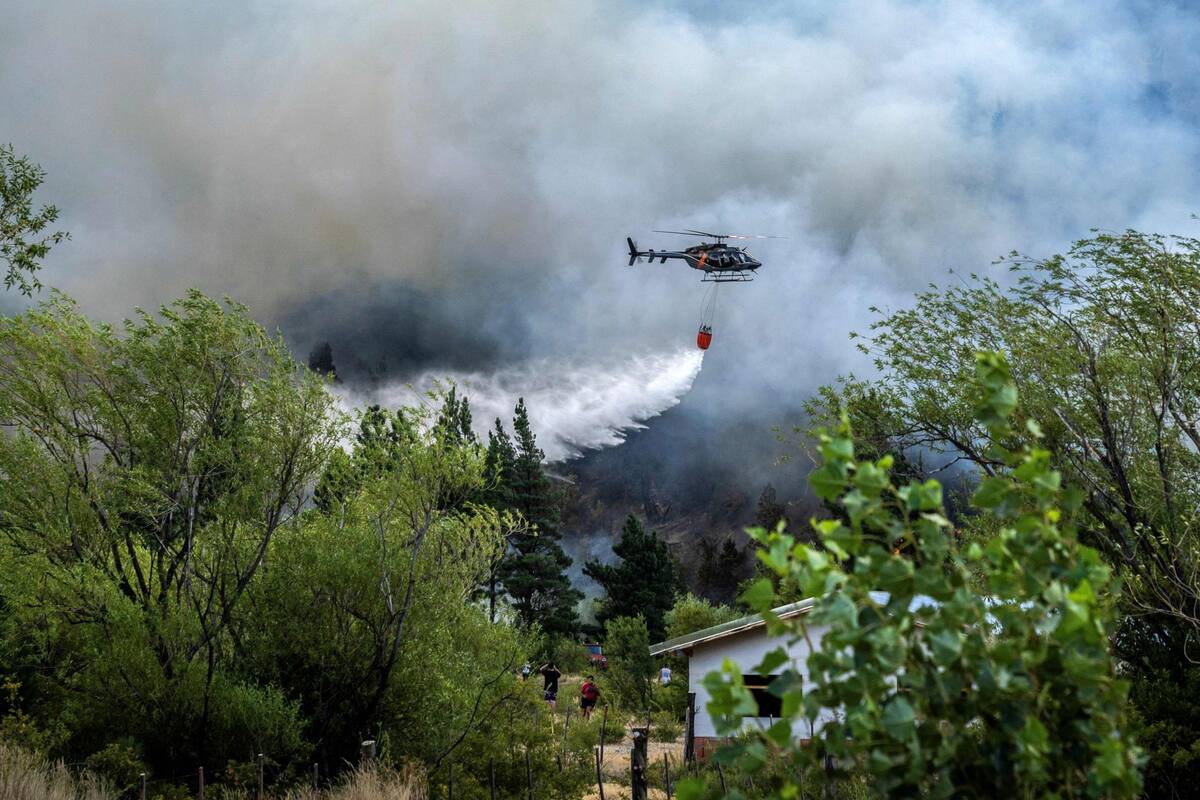 Un helicóptero combate el fuego en monte Pirque, El Hoyo