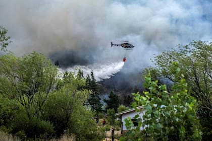 Un helicóptero combate el fuego en monte Pirque, El Hoyo