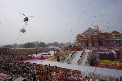 Un helicóptero de la Fuerza Aérea de la India arroja pétalos de flores durante la inauguración de un templo dedicado a Rama en Ayodhya.