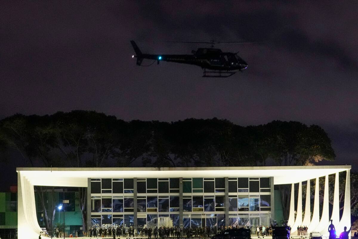 Un helicóptero de la policía sobrevuela el Palacio de Planalto después de que fue asaltado y destrozado por partidarios del expresidente brasileño Jair Bolsonaro