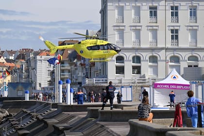 Un helicóptero de rescate despega de Wimereux tras el hallazgo de los cuerpos de cinco migrantes muertos en el Canal de la Mancha