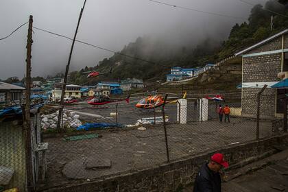 Un helicóptero de rescate en el aeropuerto de Lukla