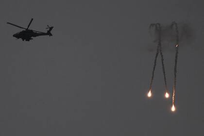 Un helicóptero del Ejército de Israel lanza un ataque sobre la Franja de Gaza. (Aris MESSINIS / AFP)