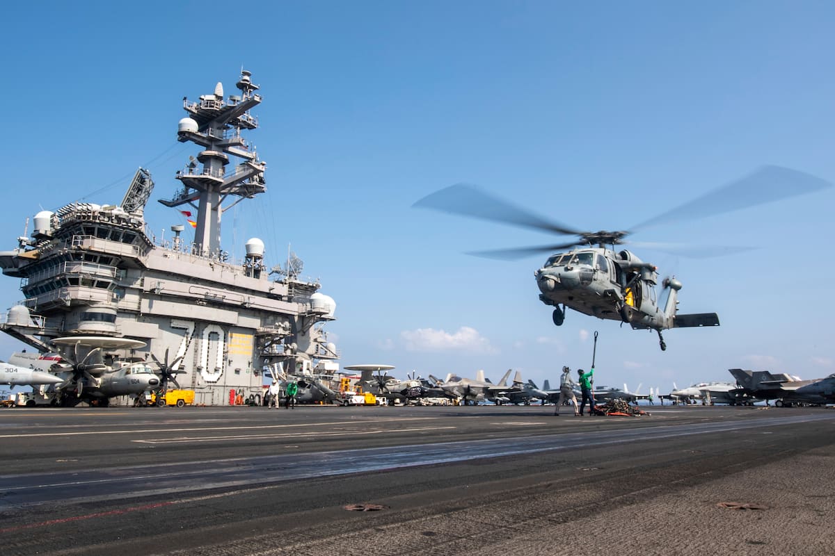 Un helicóptero MH-60S Sea Hawk sobre el portaaviones USS Carl Vinson mientras operaba en Medio Oriente, el 12 de abril de 2025