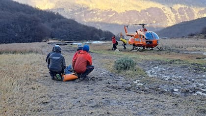 Un helicóptero participó del operativo en un sector de turba, mientras rescatistas preparaban el traslado en un terreno barroso y de difícil acceso
