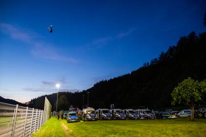 Un helicóptero policial vuela al atardecer sobre las fuerzas antidisturbios recién llegadas cerca de Oppenau, suroeste de Alemania