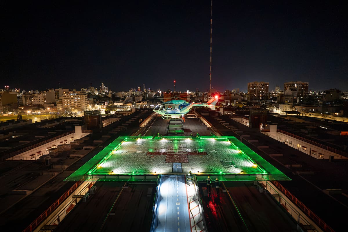 Un helicóptero sanitario aterriza de noche en el helipuerto del Hospital Garrahan, que volvió a operar las 24 horas tras trabajos de puesta en valor