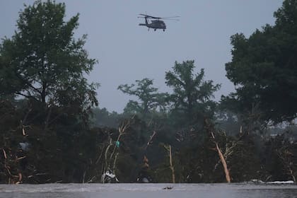 Un helicóptero sobre el río Guadalupe luego que una inundación afectó el área en Kerrville, Texas, el 4 de julio del 2025. (AP foto/Eric Gay)