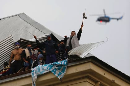 Un helicóptero sobrevuela el penal de Devoto durante los incidentes