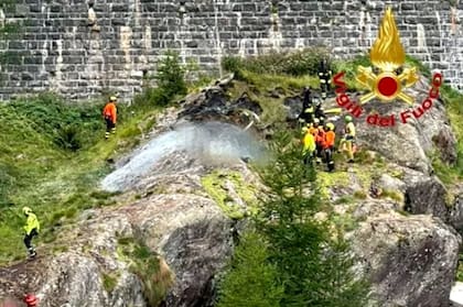 Al lugar acudieron helicópteros sanitarios del servicio 118, el helicóptero de bomberos Drago procedente de Malpensa, efectivos de las fuerzas de seguridad, brigadas terrestres de rescate y personal especializado del Servicio Alpino y de rescate